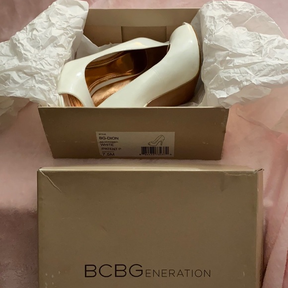 BCBGeneration WHITE PATENT PEEP TOE PUMPS - Picture 8 of 11